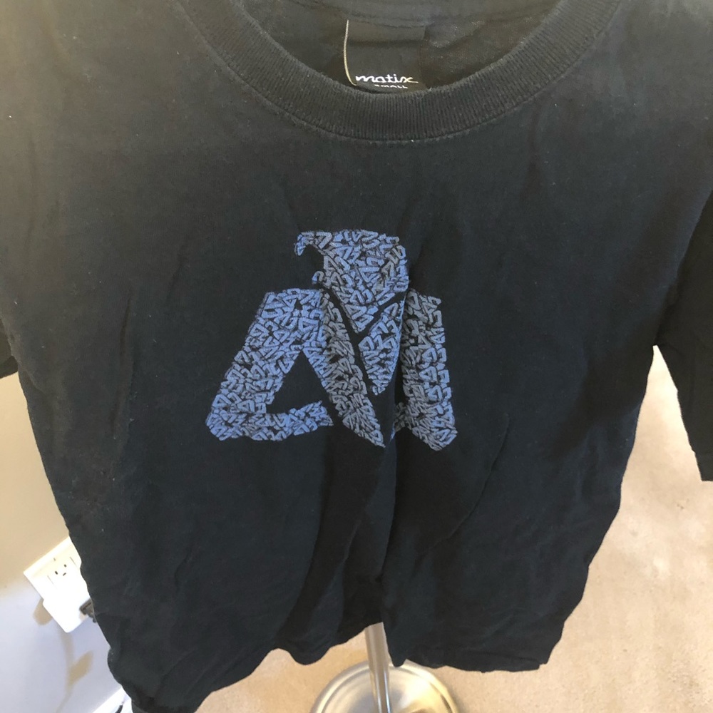 💜 Preloved boys Matix black tee in size small!!